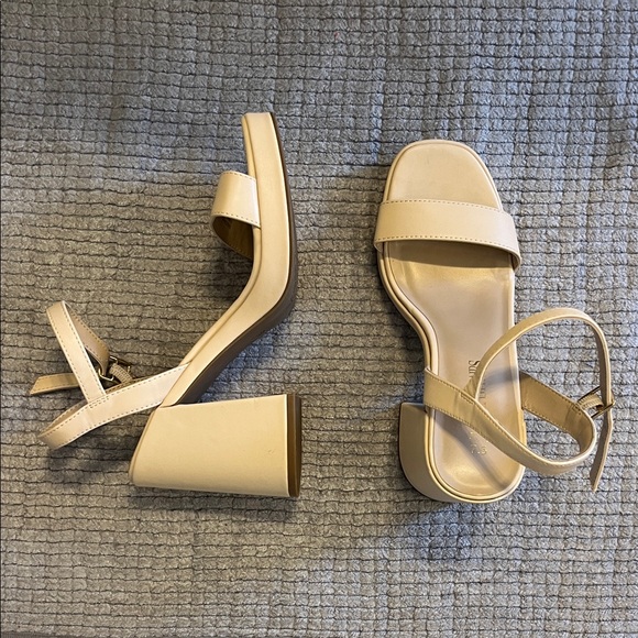 Ladies sandals like new fit size 7 1/2 to 8 1/2 - Picture 2 of 7